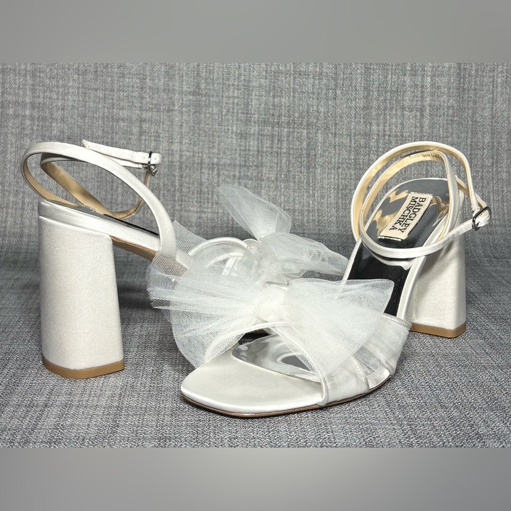 Badgley Mischka Tess Tulle Bow Block Heel Sandals White Satin Size 7.5 - Picture 2 of 7
